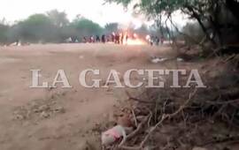 Imagen de Quemaron vivos a dos polic&iacute;as durante un intento de toma de una empresa en Salta