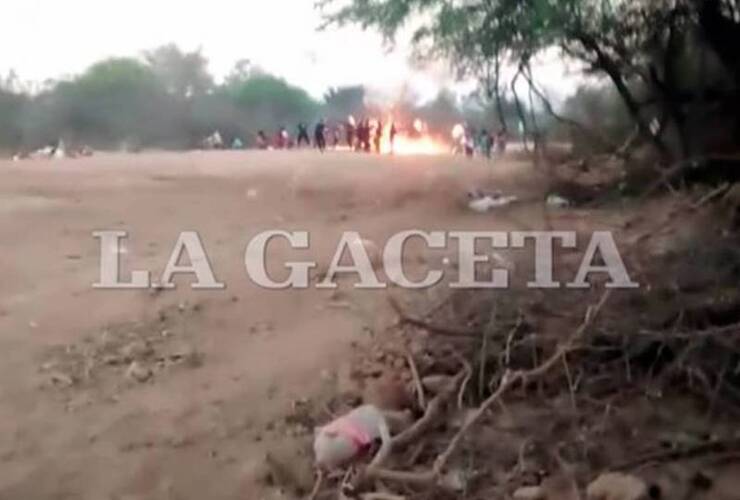 Imagen de Quemaron vivos a dos policías durante un intento de toma de una empresa en Salta