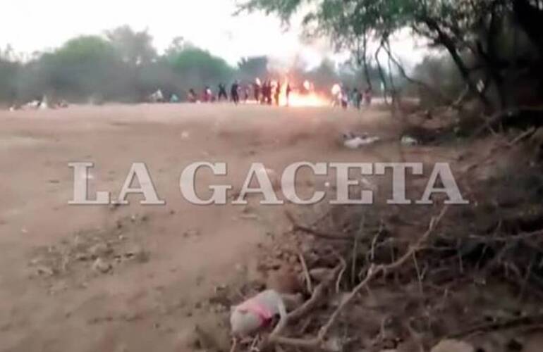 Imagen de Quemaron vivos a dos policías durante un intento de toma de una empresa en Salta