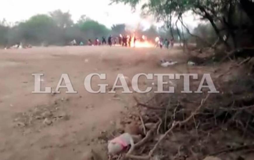 Imagen de Quemaron vivos a dos policías durante un intento de toma de una empresa en Salta