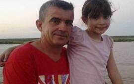 Sandro Garrido y Carolina en una forto sobre el r&iacute;o. Una historia con final feliz.