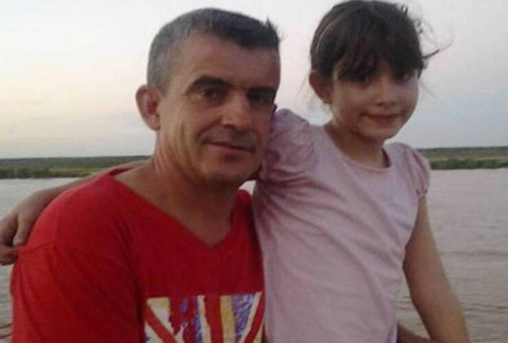 Sandro Garrido y Carolina en una forto sobre el río. Una historia con final feliz.