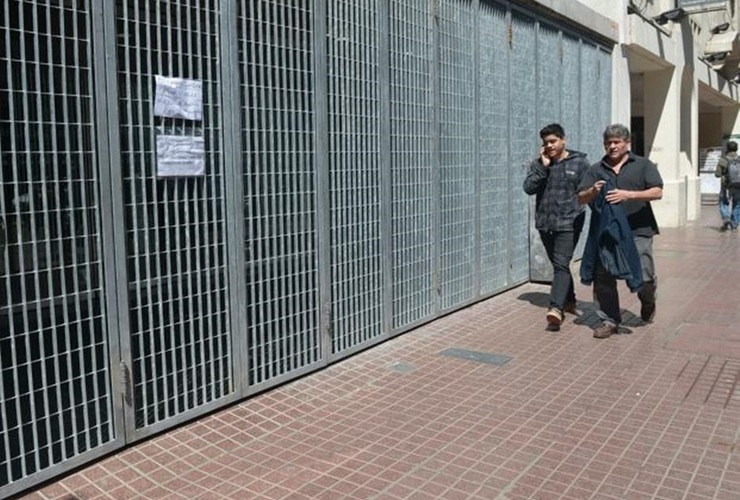 Corrientes al 700. El frente del nuevo edificio de la Facultad de Humanidades. Hoy está cerrado.