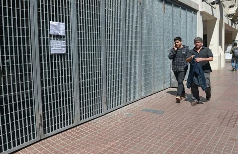 Corrientes al 700. El frente del nuevo edificio de la Facultad de Humanidades. Hoy está cerrado.