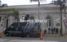 Esta mañana vecinos se acercaban a gestionar trámites en la agencia móvil.