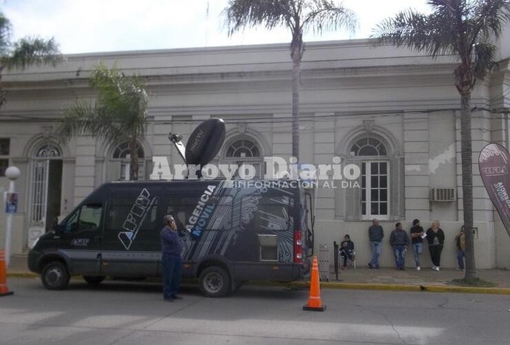 Esta mañana vecinos se acercaban a gestionar trámites en la agencia móvil.