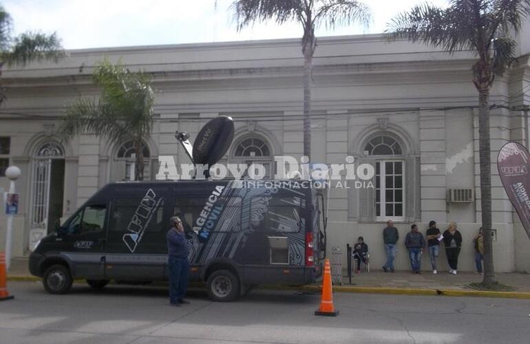 Esta mañana vecinos se acercaban a gestionar trámites en la agencia móvil.