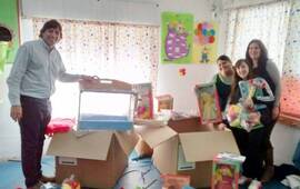 Rodolfo Stangoni durante la entrega de los juegos y juguetes al jard&iacute;n.
