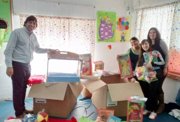 Rodolfo Stangoni durante la entrega de los juegos y juguetes al jardín.