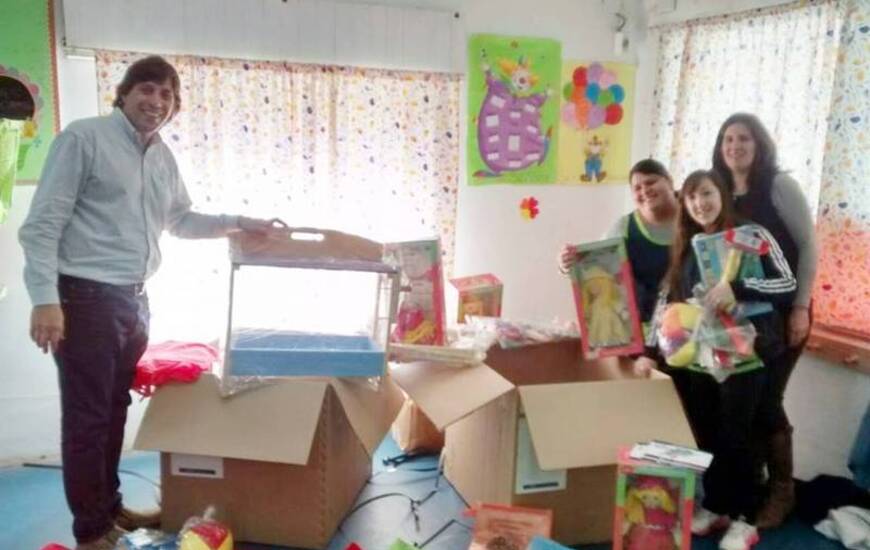 Rodolfo Stangoni durante la entrega de los juegos y juguetes al jardín.