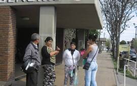 Los familiares del nene abusado mantenían una constante vigilia en la puerta del Hospital. Foto: Diario El Sur