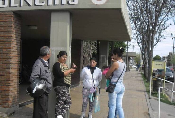 Los familiares del nene abusado mantenían una constante vigilia en la puerta del Hospital. Foto: Diario El Sur