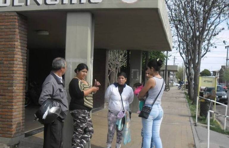 Los familiares del nene abusado mantenían una constante vigilia en la puerta del Hospital. Foto: Diario El Sur Los familiares del nene abusado mantenían una constante vigilia en la puerta del Hospital. Foto: Diario El Sur