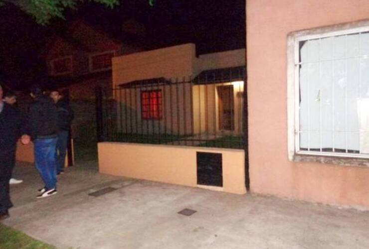 La Policía departamental trabaja en la escena del crimen en Villa Cañas. Foto gentileza Fabricio Rivero