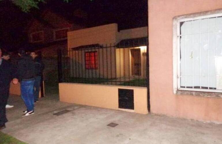 La Policía departamental trabaja en la escena del crimen en Villa Cañas. Foto gentileza Fabricio Rivero