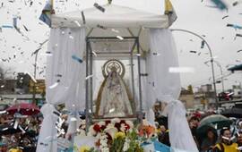Durante la marcha se suman fieles que acompañan a la Virgen.
