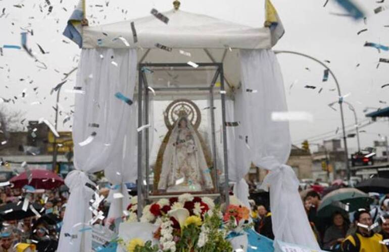 Durante la marcha se suman fieles que acompañan a la Virgen.