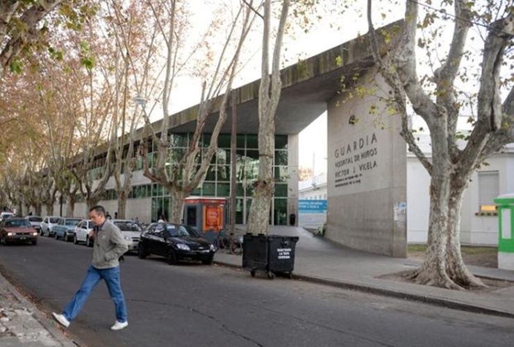 El nene fue derivado al Hospital de Niños. Foto: Enrique Rodríguez Moreno / La Capital