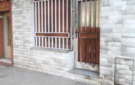 De acuerdo a las primeras informaciones, los agresores hab&iacute;an arrojado una cubierta incendiada. Foto: S.Meccia