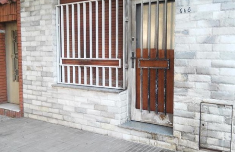 De acuerdo a las primeras informaciones, los agresores habían arrojado una cubierta incendiada. Foto: S.Meccia De acuerdo a las primeras informaciones, los agresores habían arrojado una cubierta incendiada. Foto: S.Meccia