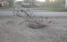 El pozo ya cumpli&oacute; tres meses, seg&uacute;n los vecinos de la zona de Kennedy y Ruta 21.