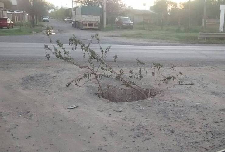 El pozo ya cumplió tres meses, según los vecinos de la zona de Kennedy y Ruta 21.