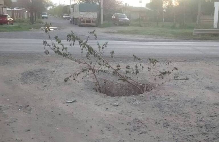 El pozo ya cumplió tres meses, según los vecinos de la zona de Kennedy y Ruta 21.