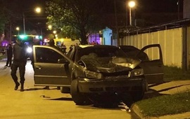 Im&aacute;genes del auto tras el impacto contra la moto. (radiovenadotuerto.com