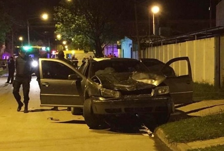 Imágenes del auto tras el impacto contra la moto. (radiovenadotuerto.com