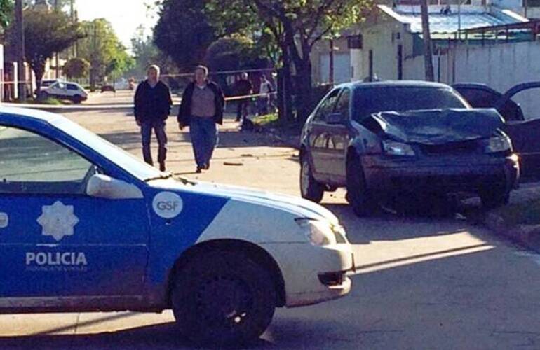 En la esquina de España y Agüero embistió a tres personas que se desplazaban en moto y las arrastró unos cuarenta metros. Foto: Santiago Cordoba