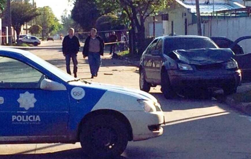 En la esquina de España y Agüero embistió a tres personas que se desplazaban en moto y las arrastró unos cuarenta metros. Foto: Santiago Cordoba