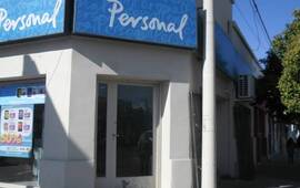 Los ladrones abrieron la reja que cubr&iacute;a la puerta principal y luego destrozaron el vidrio para entrar. Foto: Diario El Sur