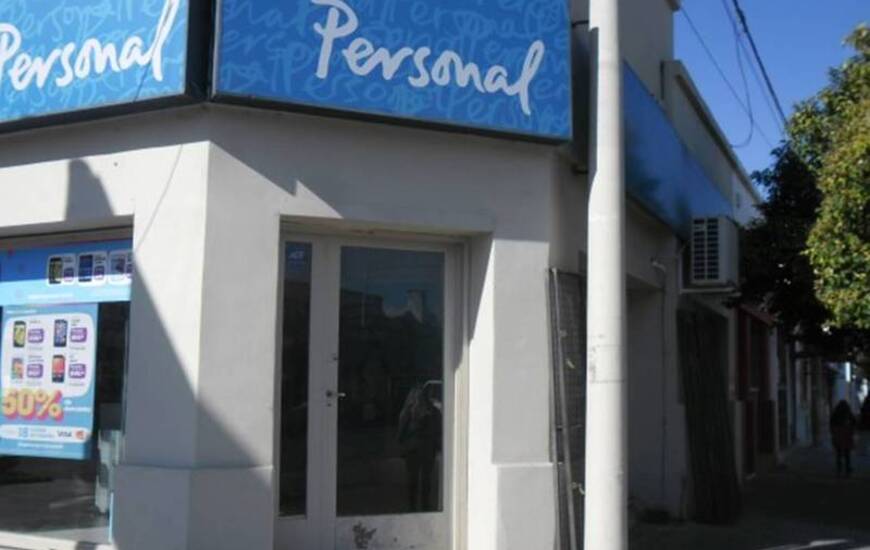 Los ladrones abrieron la reja que cubría la puerta principal y luego destrozaron el vidrio para entrar. Foto: Diario El Sur