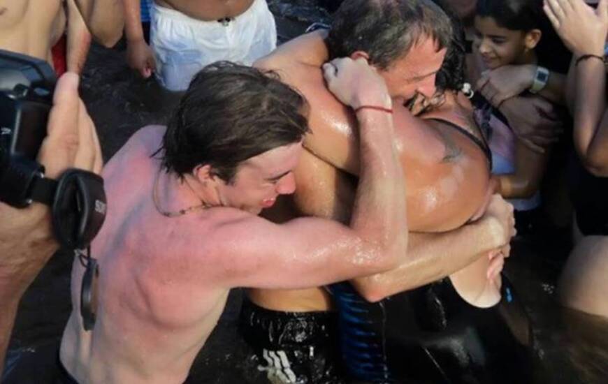Imagen de Gonzalo y los obstáculos afuera del agua