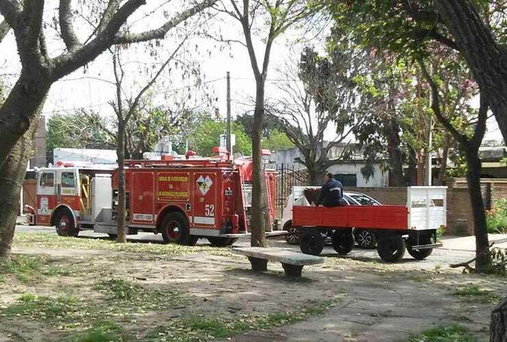 Los bomberos recorrieron ayer los barrios de la ciudad con los bonos del "Chancho Móvil".