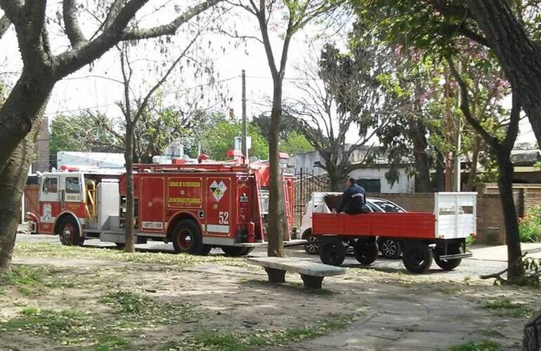 Los bomberos recorrieron ayer los barrios de la ciudad con los bonos del "Chancho Móvil".