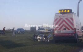 Uno de los vehículos que participó del accidente quedó sobre el cantero central.