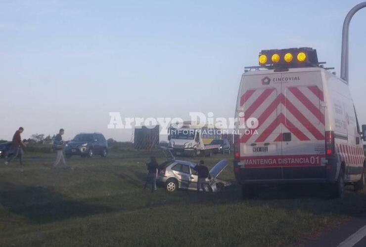 Uno de los vehículos que participó del accidente quedó sobre el cantero central.