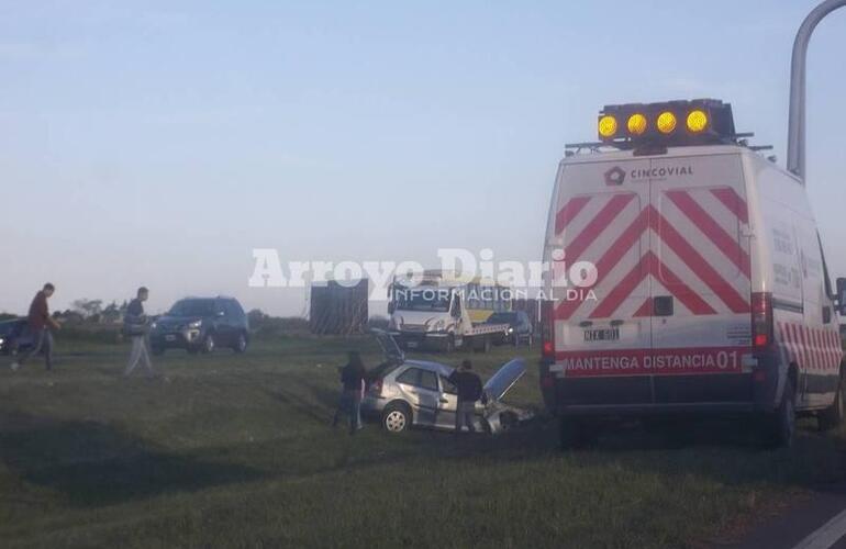 Uno de los vehículos que participó del accidente quedó sobre el cantero central.