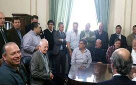 Berni, Henn, Lamberto y los dirigentes gremiales en Gobernaci&oacute;n. Foto: @SergioBerniArg