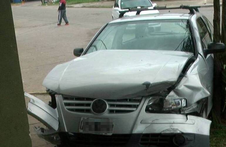 El autom&oacute;vil Gol y detr&aacute;s el Corsa. Foto: Canal 2