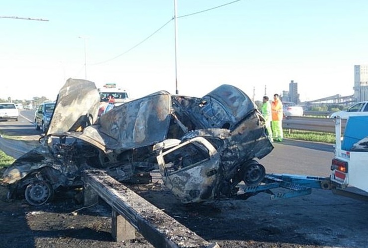 Así quedó el automóvil, consumido por las llamas. Foto La Capital: Celina M. Lovera