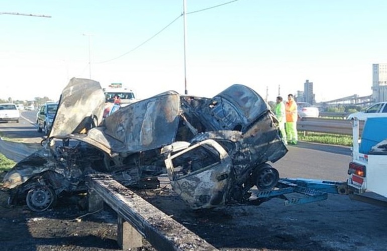 Así quedó el automóvil, consumido por las llamas. Foto La Capital: Celina M. Lovera