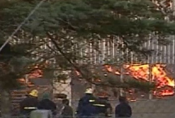 Imagen de Un incendio de grandes proporciones afectó a un depósito de Editorial Estrada Imagen de Un incendio de grandes proporciones afectó a un depósito de Editorial Estrada