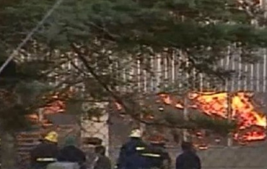 Imagen de Un incendio de grandes proporciones afectó a un depósito de Editorial Estrada