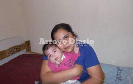 Ana Cáceres junto a la pequeña Zoe.