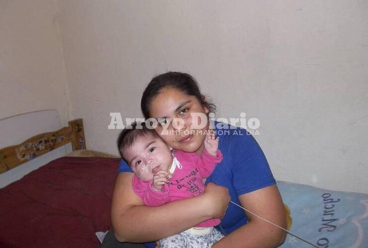 Ana Cáceres junto a la pequeña Zoe.