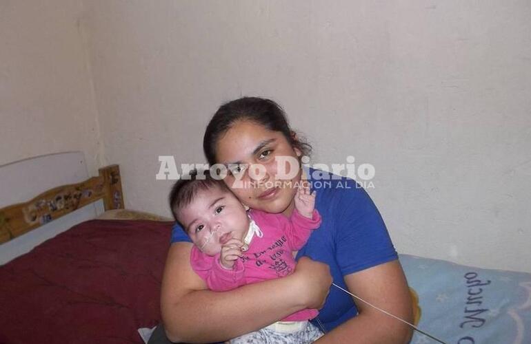 Ana Cáceres junto a la pequeña Zoe.