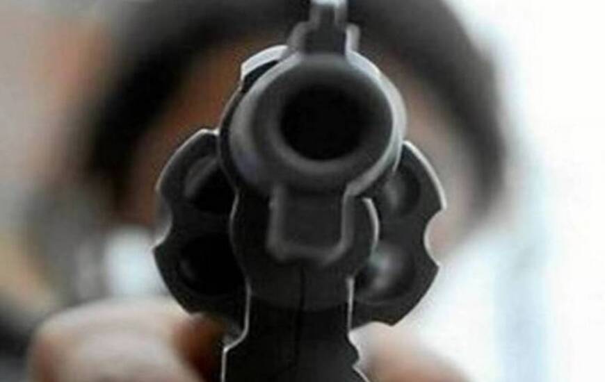 Imagen de Estaba en el balcón de su casa y recibió un balazo en el cráneo