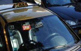 El taxista fue asistido por médicos de una empresa privada. Tenía una herida cortante en la cabeza. Foto de archivo. La Capital.